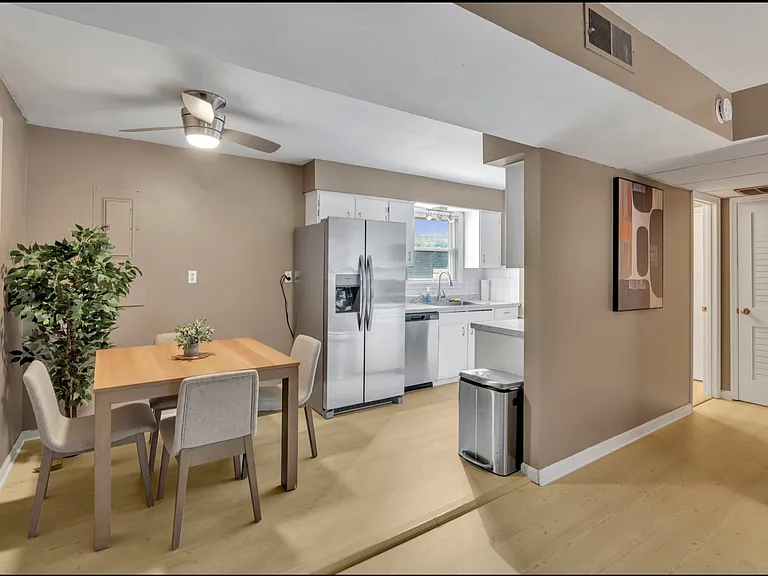 625 Village Ln #D — Photo 5