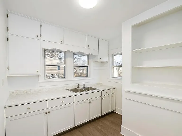 910 W Virginia Ave — Photo 3
