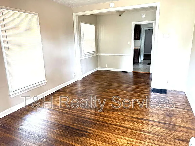 2106 E 46th St — Photo 8