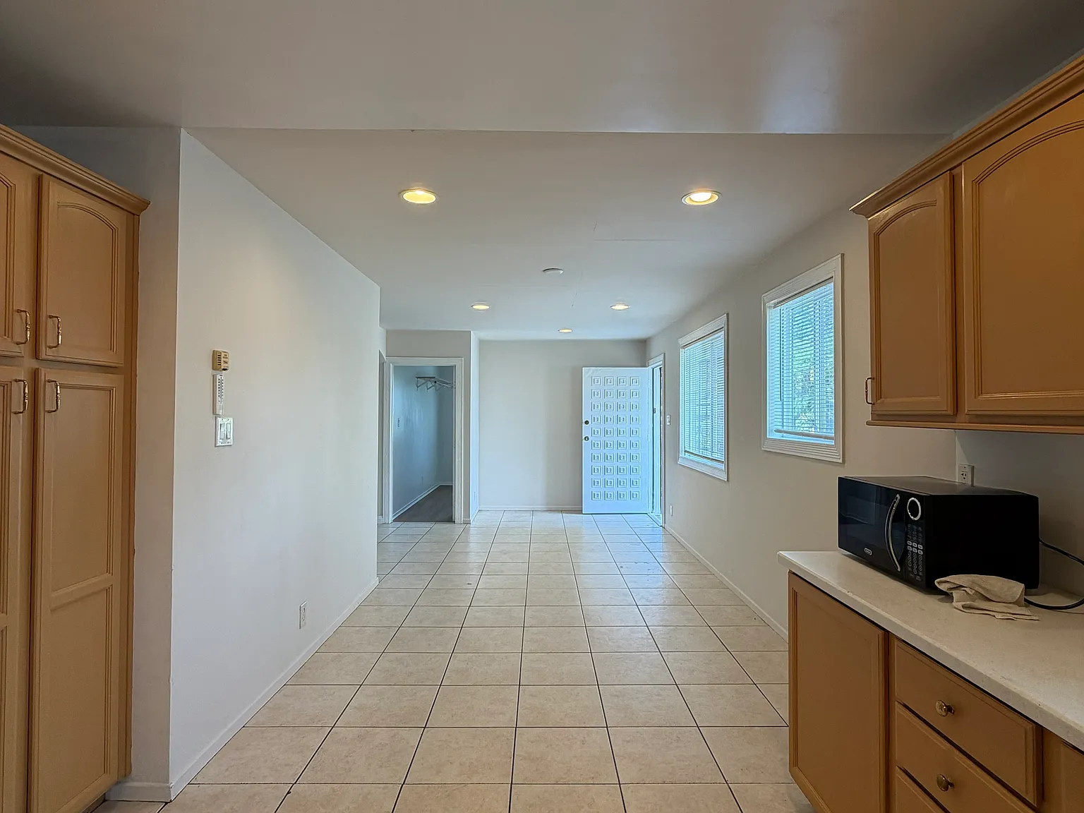 3 bed, 1000 sqft, $3,000 — Photo 3