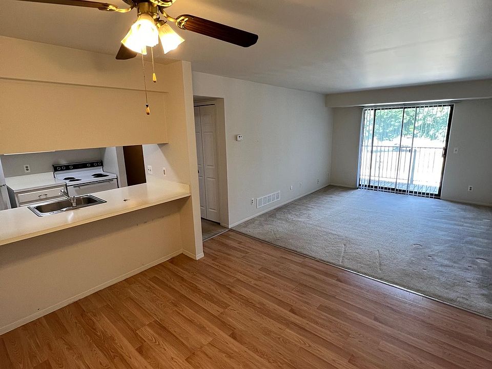 1st image of 44327 Sunnyside Dr APT 203