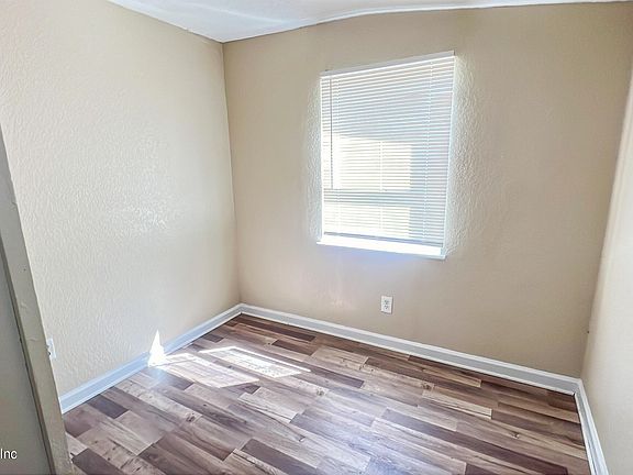 5th image of 718 LYNTON Street