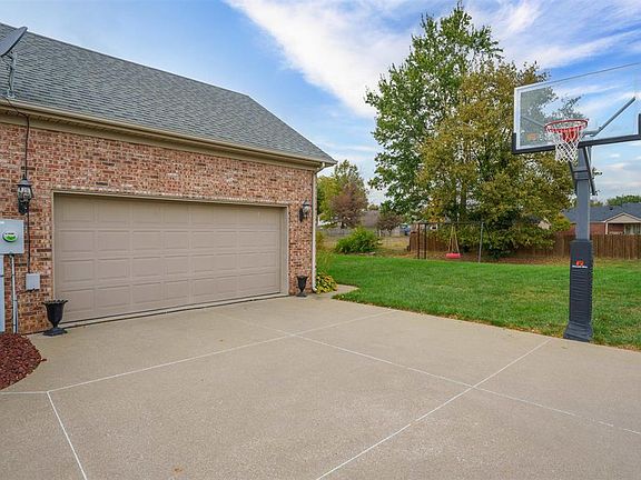 4th image of 6399 Springwood Dr