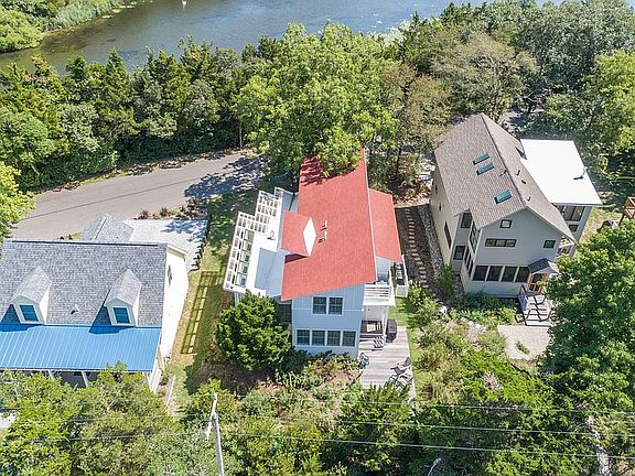 4th image of 716 W Lake Dr