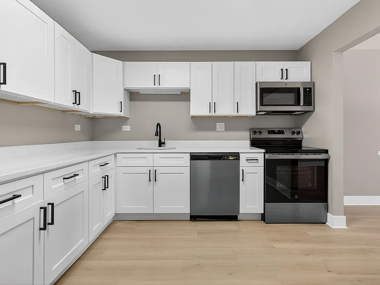 Lakeside Village Apartments — Photo 57