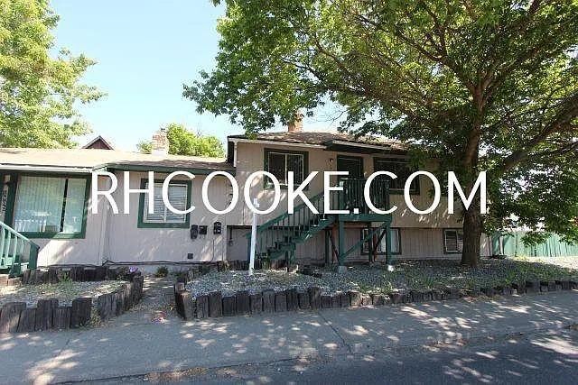 1905 E Wellesley Ave