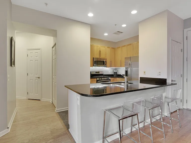 1300 Grand St #417 — Photo 11