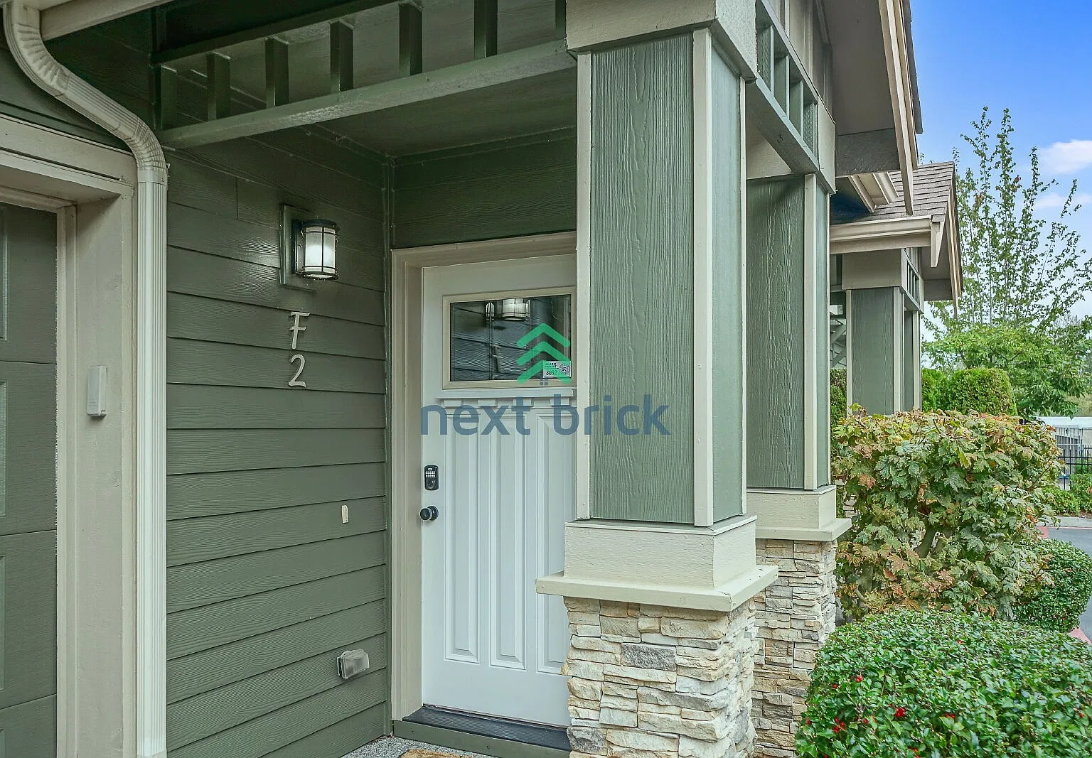 "Spacious 4-Bedroom Retreat with Cozy Fireplace in Renton - Perfect for Families!" — Photo 4