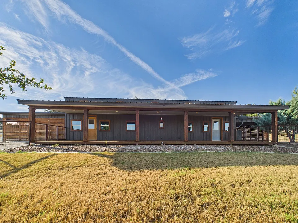 1016 Luckenbach Cain City Rd