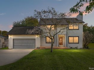 9261 Silverside Dr, South Lyon, MI 48178