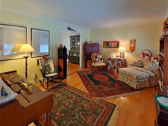 4th image of 12 Brookside Dr