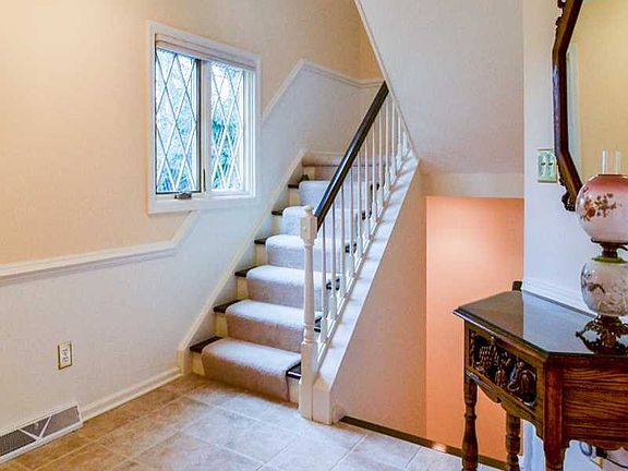 Entry/Foyer.