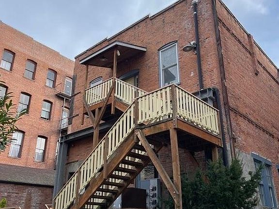 2nd image of 926 Water St APT 203