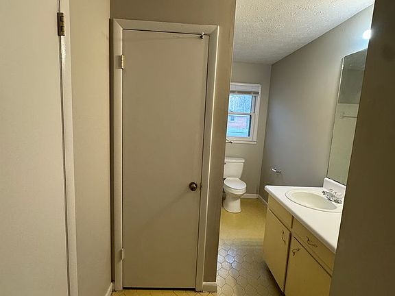 3rd image of 2029 Kay Dr SW
