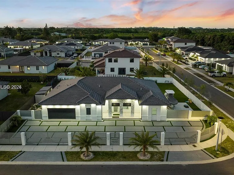 13305 SW 190th Ter — Photo 1
