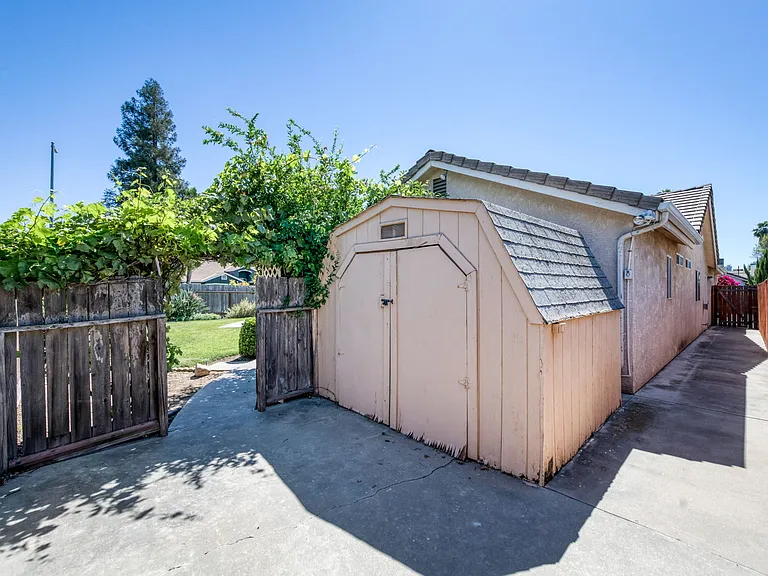 2476 N Berlin Ave — Photo 35