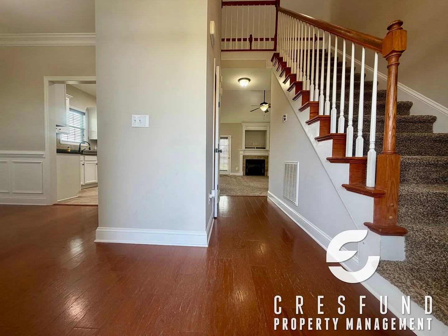 Spacious 3Br 2.5 Bath with Bonus room Fenced in yard — Photo 2