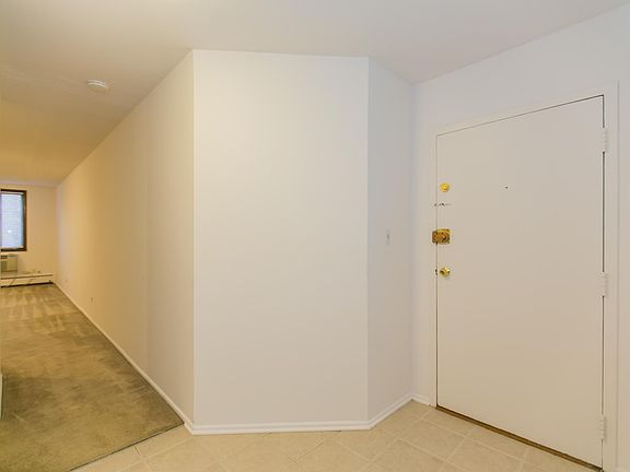 3rd image of 1356 N Dearborn St #408