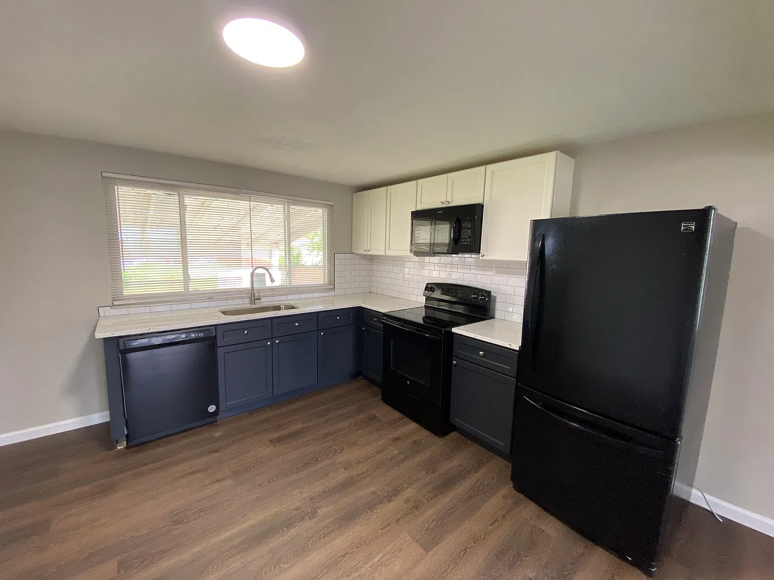 3 bed, 948 sqft, $1,575 — Photo 2