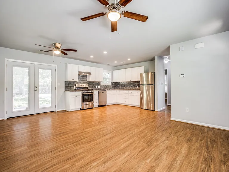 10562 Andover Dr — Photo 2
