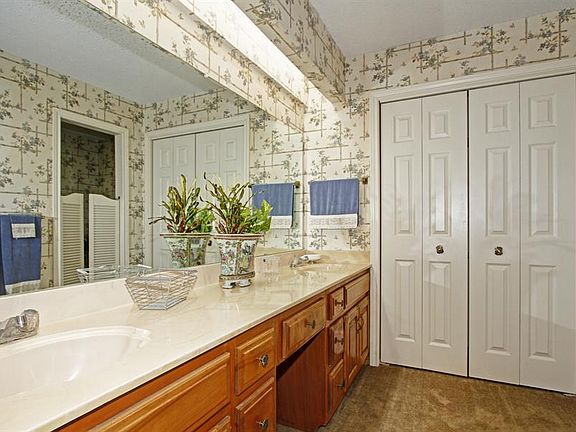 5th image of 400 Amberwood Cir