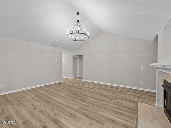 4th image of 624 Carolina Oaks Avenue