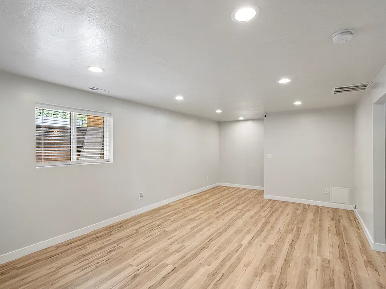 2569 N 2900 E — Photo 3