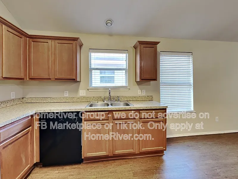 4 bed, 2.0 bath, 1575 sqft, $1,895 — Photo 4