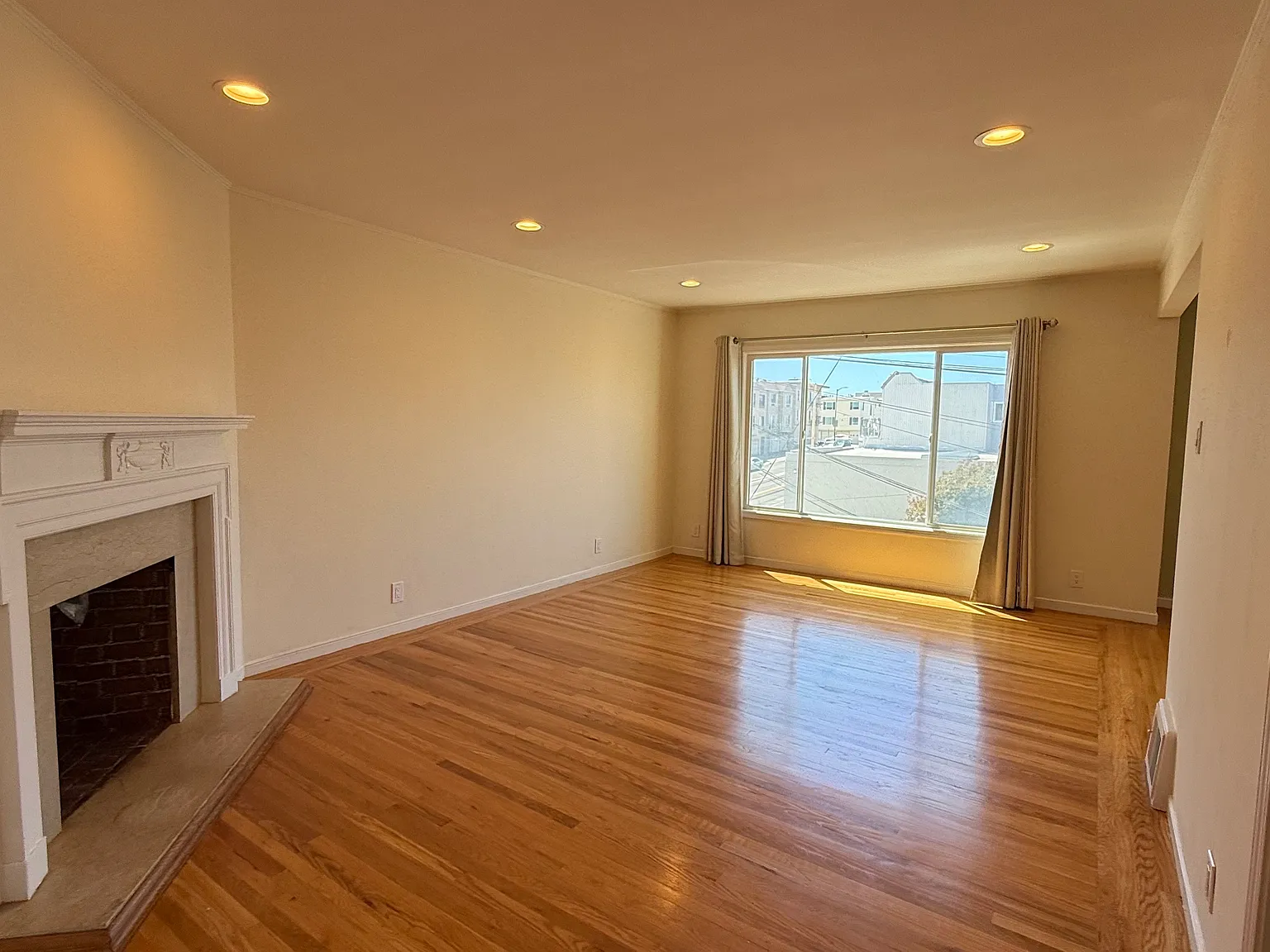2 bed, 1.5 bath, $4,600 — Photo 2