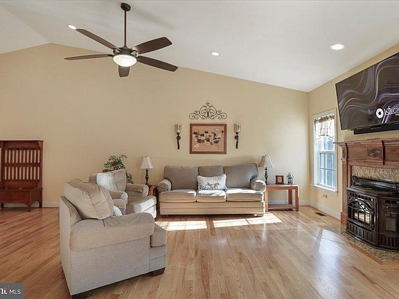 5th image of 290 Arapaho Ln