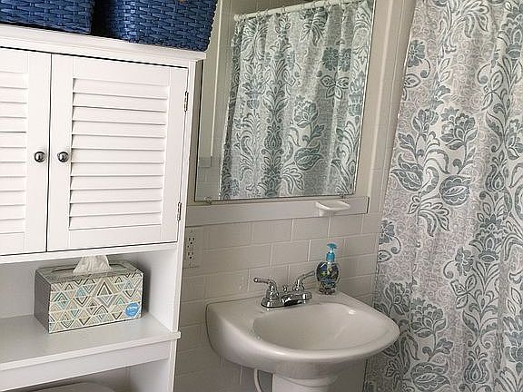 Mail floor 3/4 bathroom