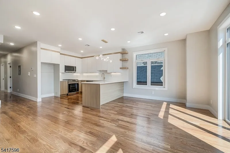 3 bed, 3200 sqft, $3,200 — Photo 4