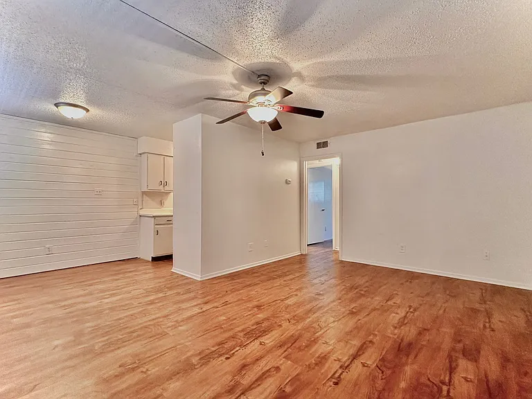 Marian Condos — Photo 61