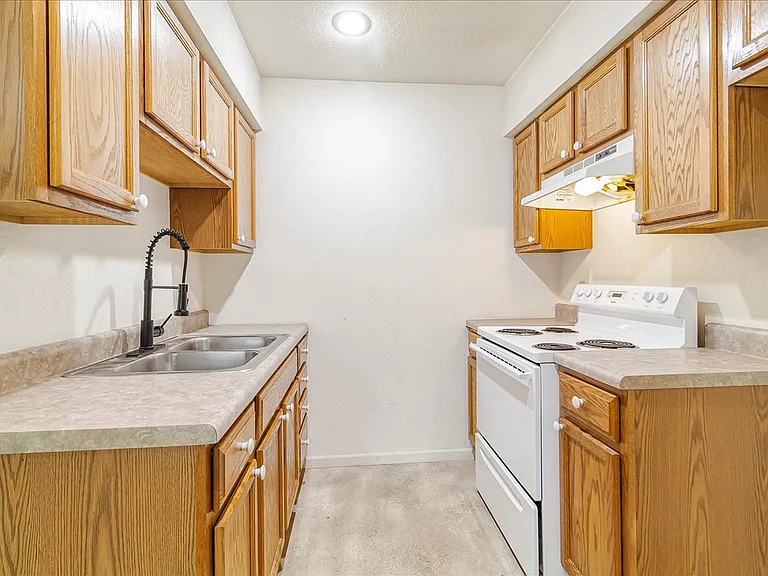 720 E Culton St #I — Photo 2