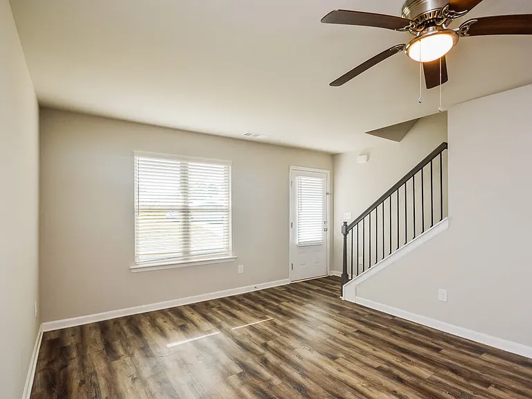 400 McGiboney Ln — Photo 4