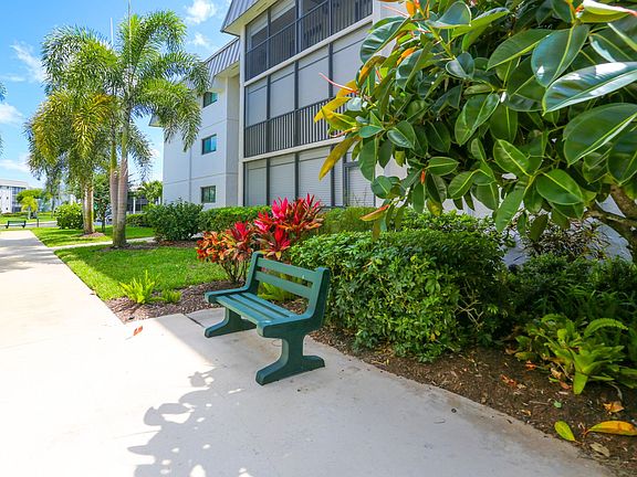 4th image of 788 Park Shore Dr APT D27