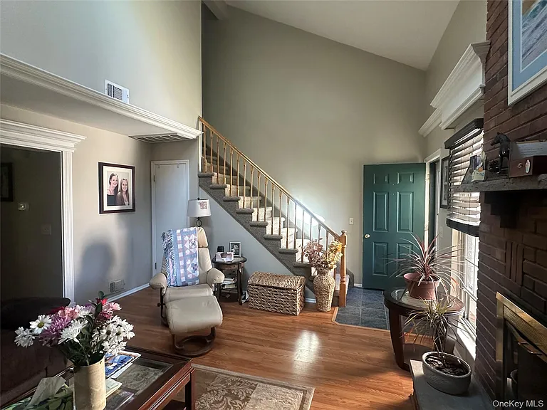 121 Villagegreen Ct — Photo 2