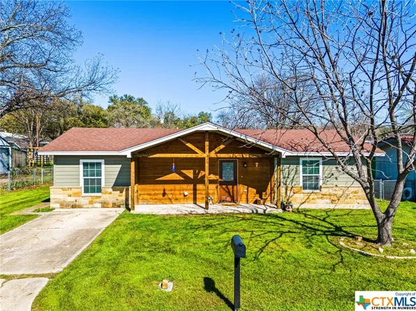 413 W 6th St, Lampasas, TX 76550