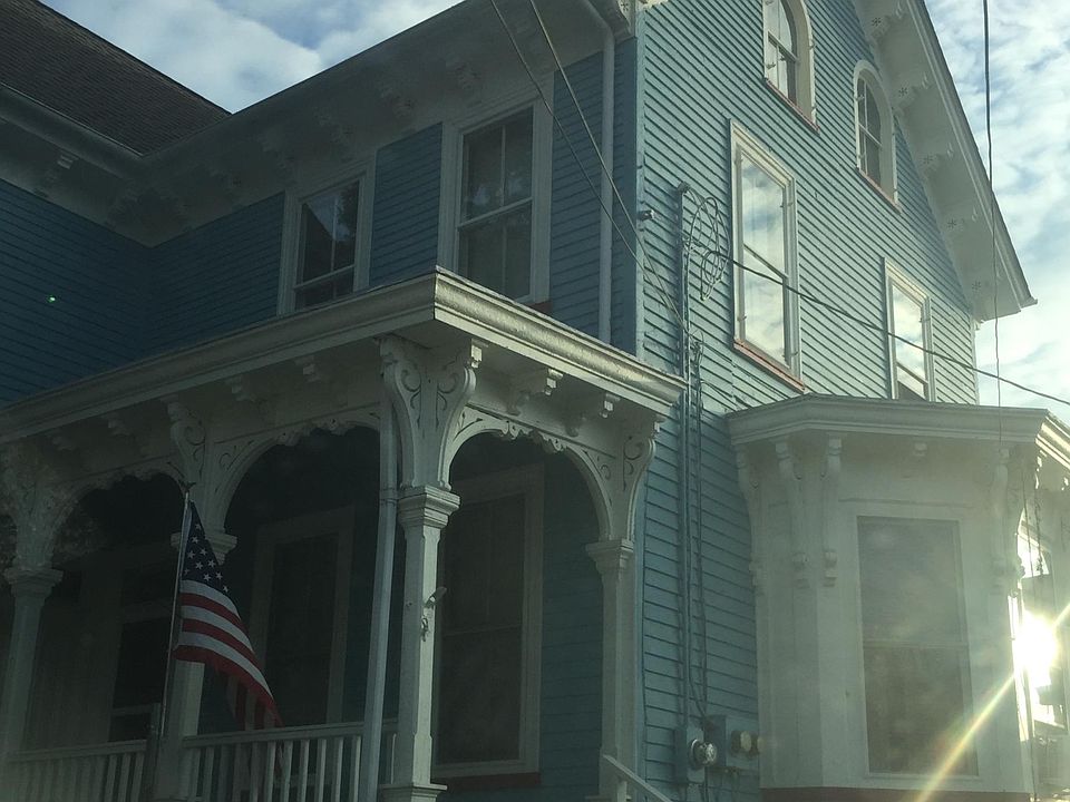 Side view of porch and Unit B