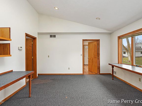 5th image of 123 E Linden St