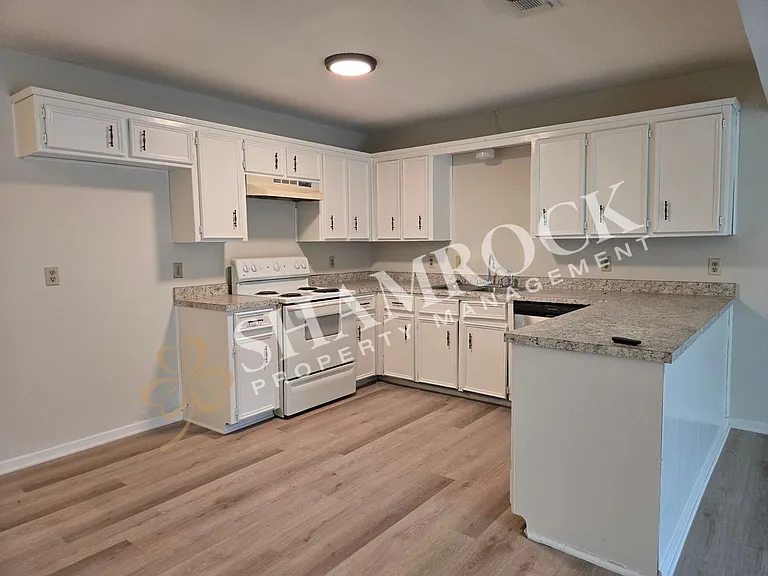 929 Rosedale Dr — Photo 6
