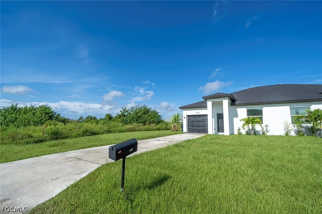 3 bed, 2.0 bath, 1185 sqft, $1,700 — Photo 2