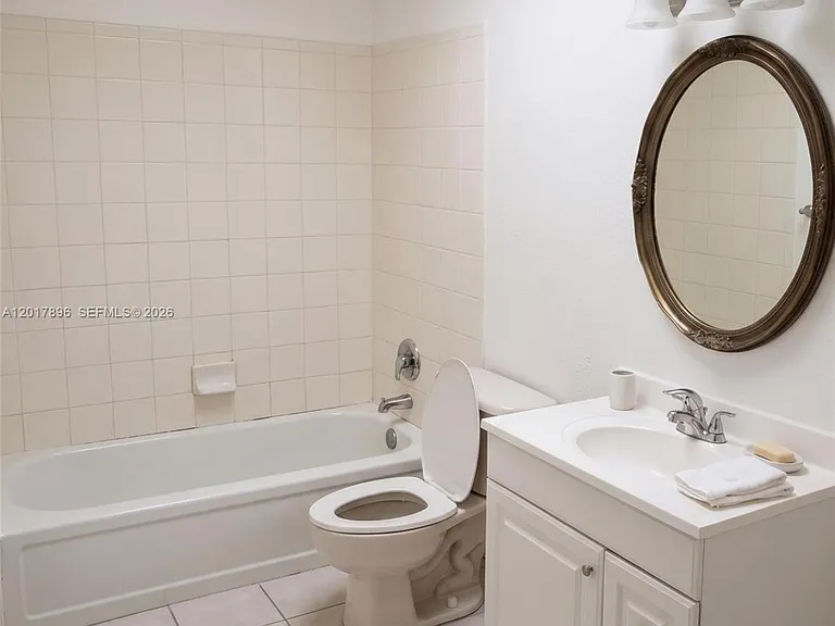 4719 NW 9th Dr #4719 — Photo 3