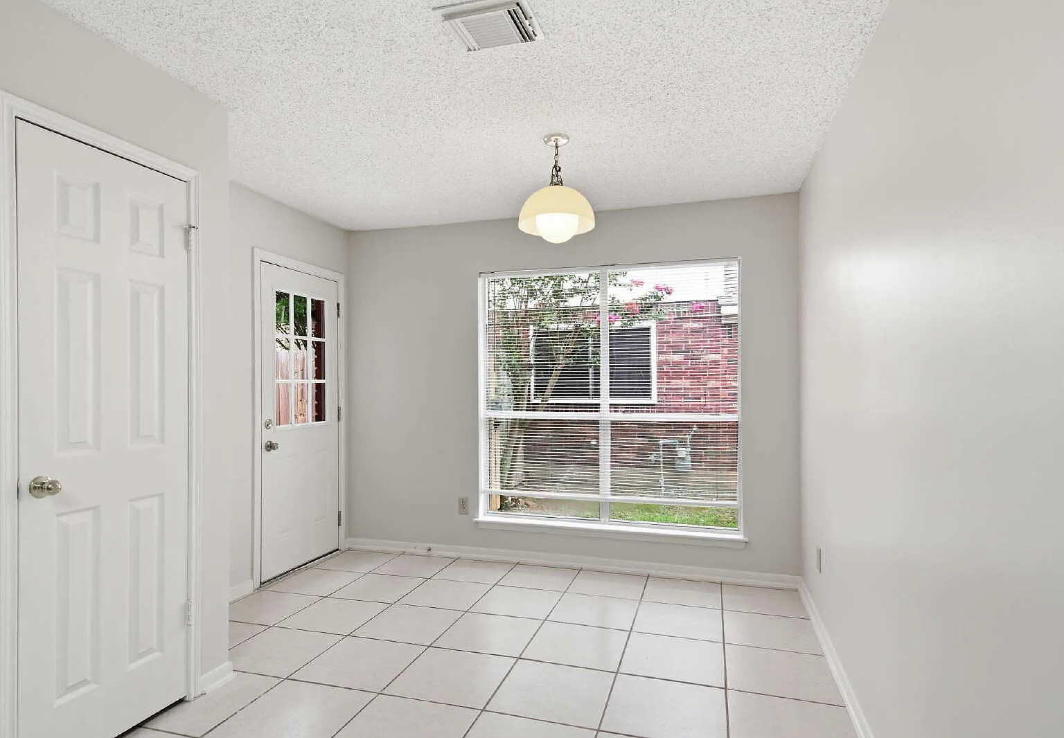 3 bed, 2.0 bath, 1763 sqft, $1,775 — Photo 2