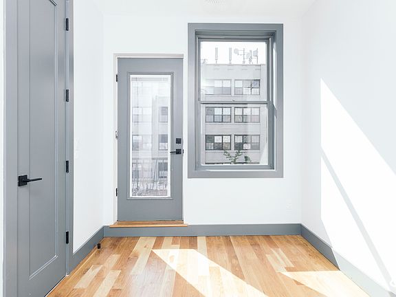 4th image of 376 Bedford Ave #3M