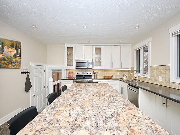 4th image of 6887 Fairlawn Cres