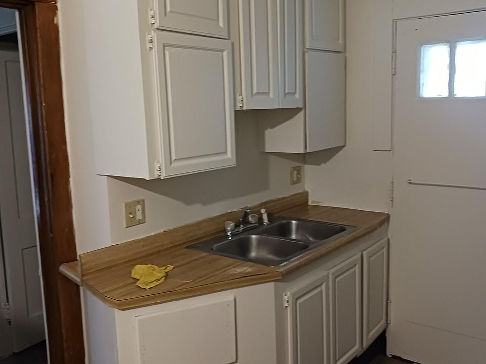2nd image of 454 Machen St