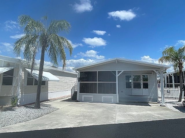 Front of Home w/Screen Room
