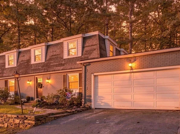 218 Heatherstone Rd, Amherst, MA 01002