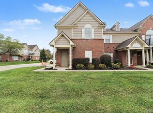 27316 Hidden Oaks Dr, Trenton, MI 48183